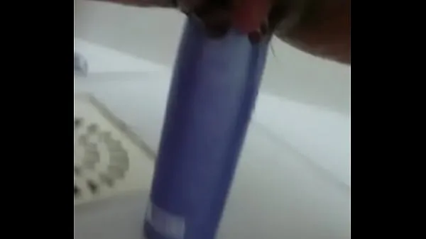 Video energi Stuffing the shampoo into the pussy and the growing clitoris yang besar