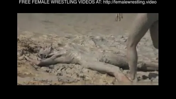 Veliki Girls wrestling in the mud energetski videoposnetki