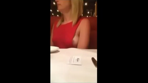 Большие Милфа показывает свои сиськи в ресторане энергетические видеоролики