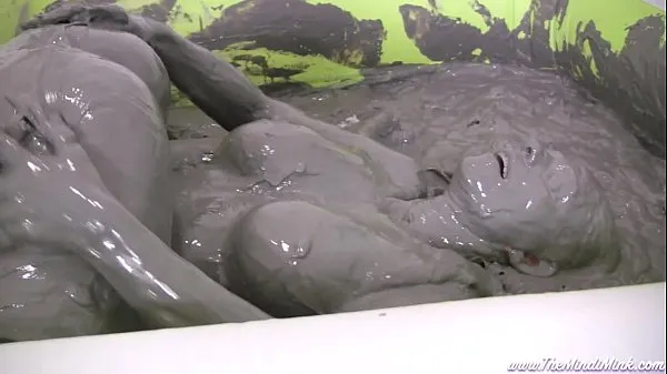 Video's met een groot Horny Mud Bath Girls with Mindi Mink energie