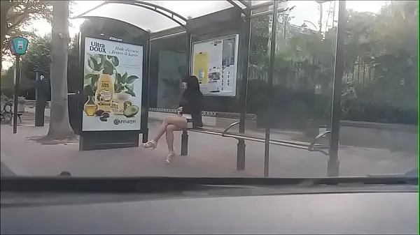 Veliki bitch at a bus stop energetski videoposnetki