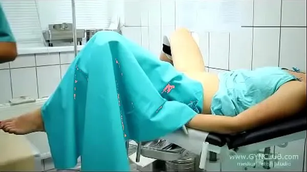Veľké beautiful girl on a gynecological chair (33 energetické videá