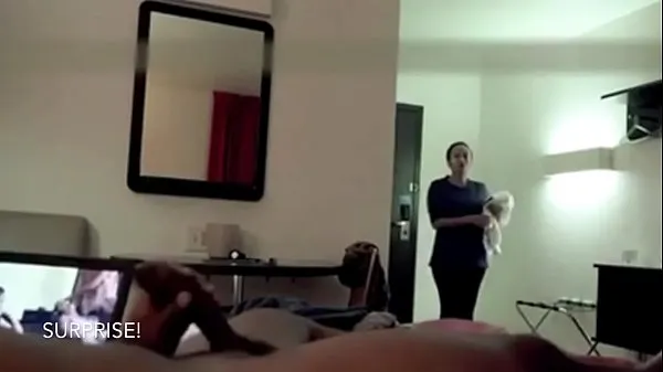 Veliki Hotel Maid Catches Him Jerking and Watches Him Cum energetski videoposnetki