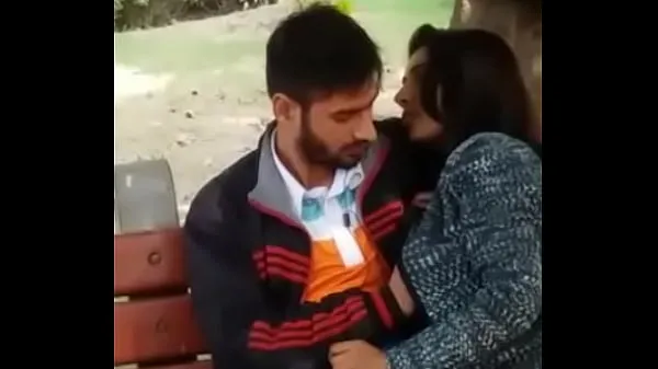 Veliki Couple caught kissing in the park energetski videoposnetki