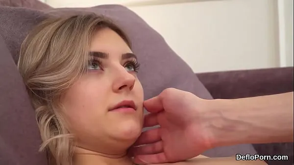 Nagy Lovely sweetie spreads slim vagina and gets devirginized energiájú videók