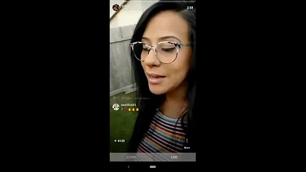 Büyük Husband surpirses IG influencer wife while she's live. Cums on her face Enerji Videosu