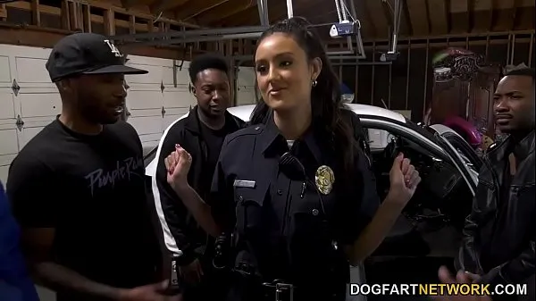 Veliki Police Officer Job Is A Suck - Eliza Ibarra energetski videoposnetki