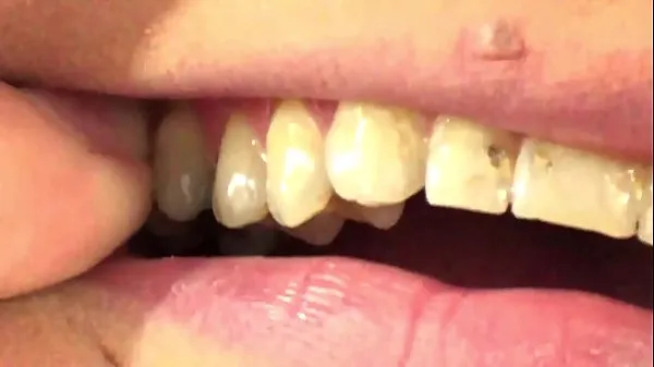 Büyük Mouth Vore Close Up Of Fifi Foxx Eating Gummy Bears Enerji Videosu