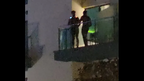 بڑے Guys caught fucking on the balcony توانائی کے ویڈیوز