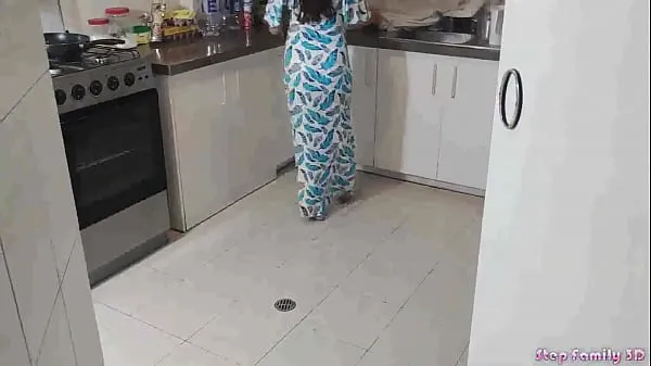 مقاطع فيديو تحصل مارس الجنس ربيبة قرنية مع زوج أمها في المطبخ عندما لا تكون والدتها في المنزل كبيرة عن الطاقة