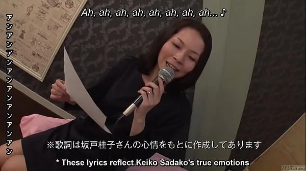 Большие Простая и сдержанная японская жена, которой за сорок, бронирует частную караоке-комнату с незнакомцем, чтобы спеть извращенные песни, написанные на заказ, перед тем, как заняться великолепным грубым сексом в HD с английскими субтитрами энергетические видеоролики