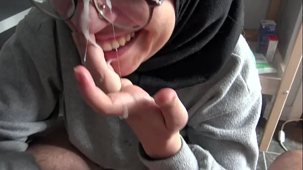 Video's met een groot A Muslim girl is disturbed when she sees her teachers big French cock energie