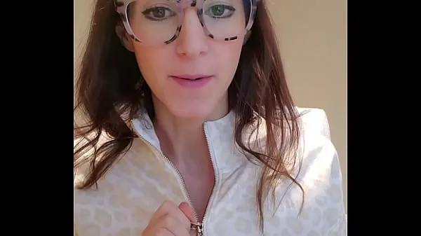 大Hotwife in glasses, MILF Malinda, using a vibrator at work能源视频
