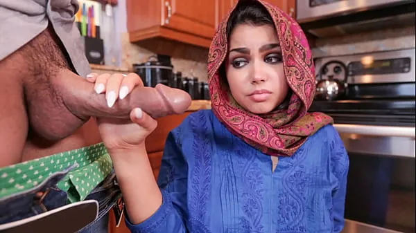 Большие Крошка в хиджабе изучает американский образ жизни - Hijablust энергетические видеоролики