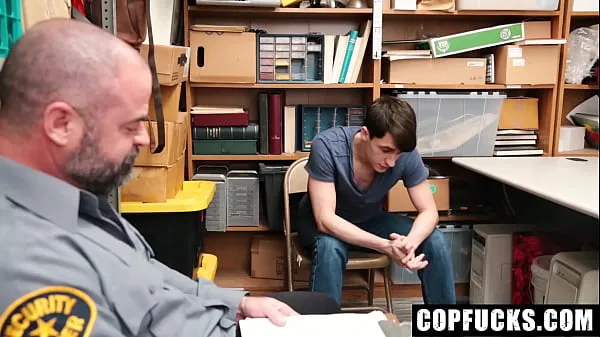 بڑے Shoplifter Guy Searched and Stripped in The Backroom - Copfucks توانائی کے ویڈیوز