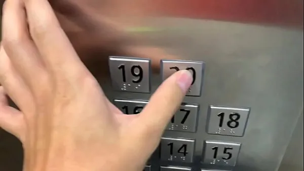 Große Sex in der Öffentlichkeit, im Aufzug mit einem Fremden und sie erwischen unsEnergievideos