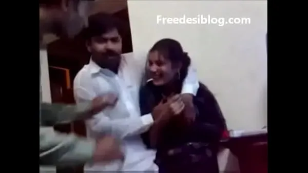 Nagy Pakistani Desi girl and boy enjoy in hostel room energiájú videók